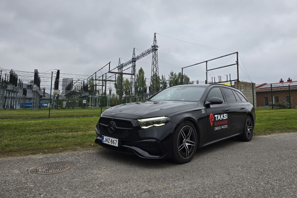 Taksi odottaa tilausta 3-2