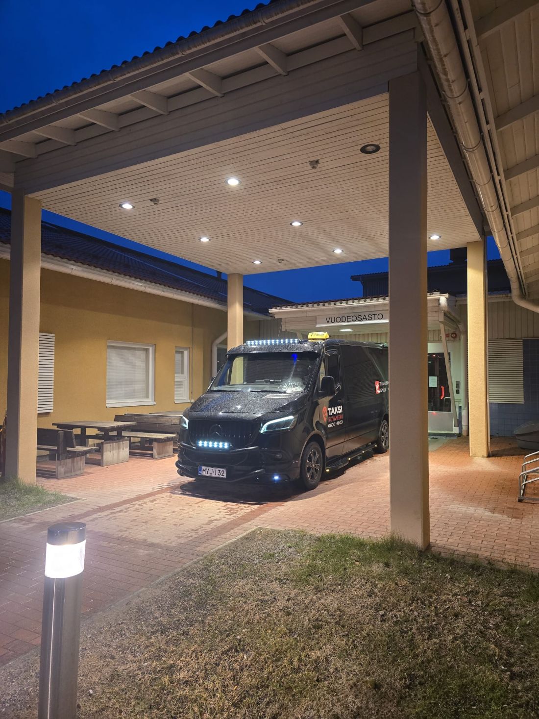 Taksi odottamassa asiakasta vuodeosastolta