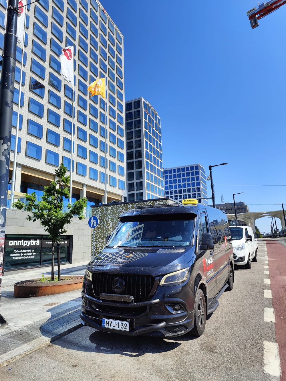 Taksit tien reunassa